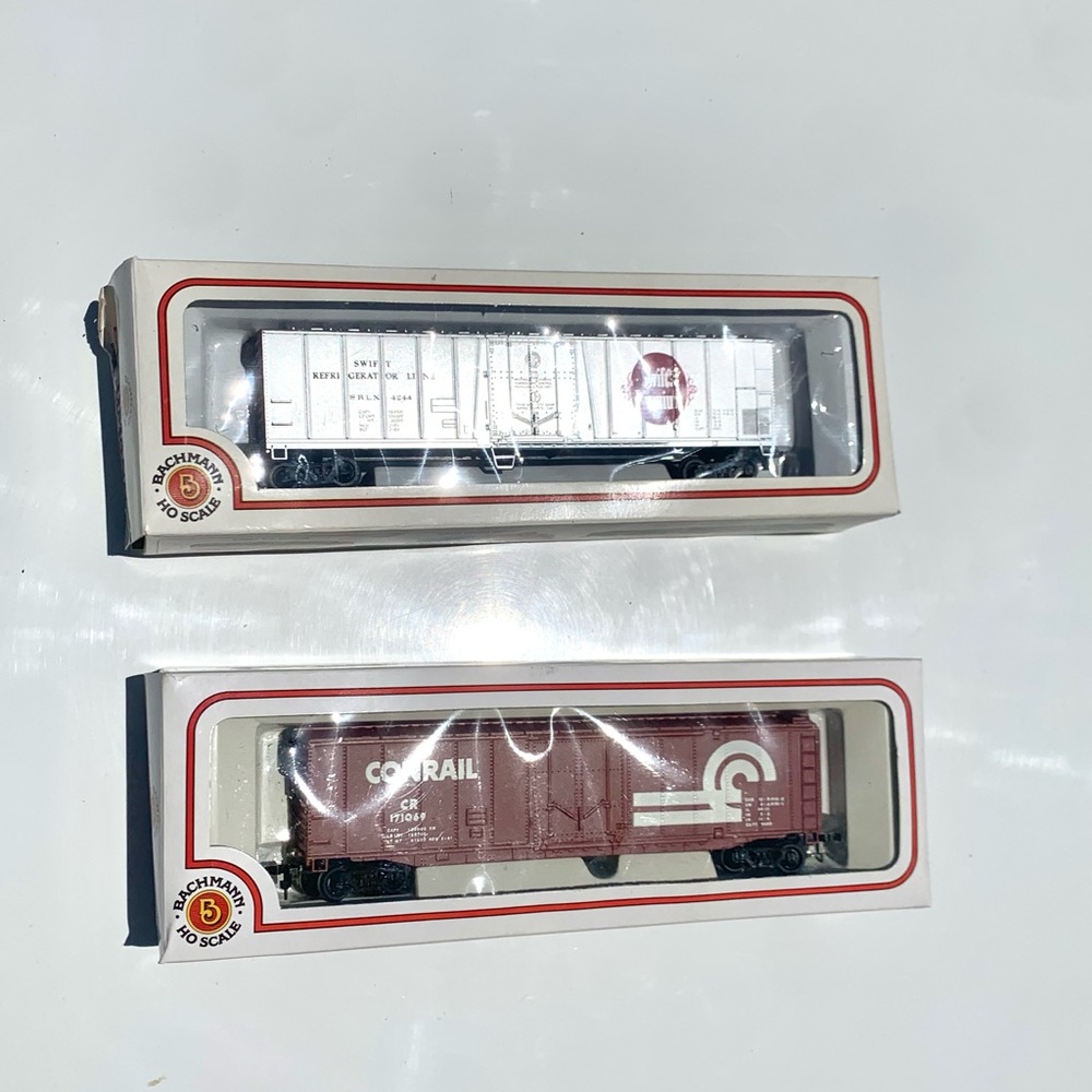 2 Bachmann HO Scale Boxed Boxcars - White & Maroon (Lot of Two)